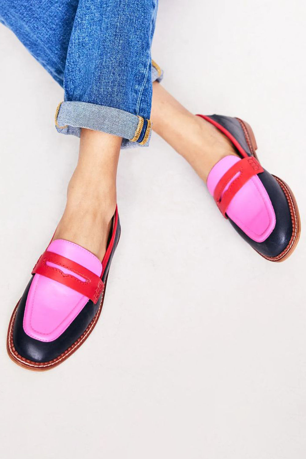 Lunessa | Black loafers with colored accent